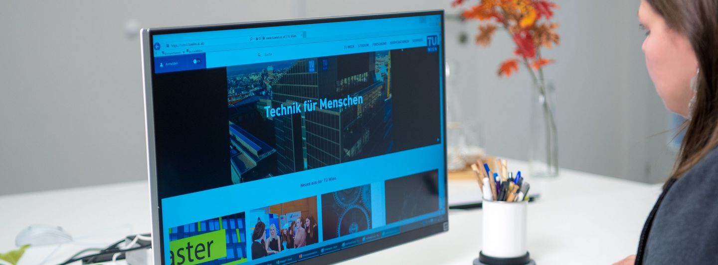 Frau schaut sich TU Website an
