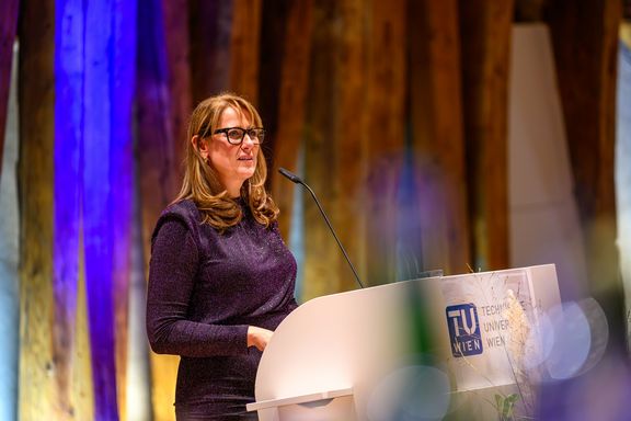 Frau am Podium