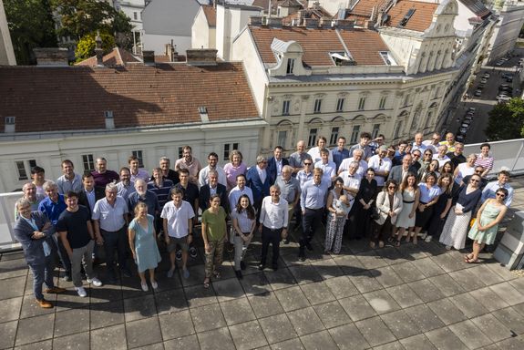 Gruppenfoto: Personen stehend, Außenaufnahme