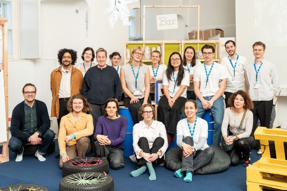 Gruppenfoto: Menschen sitzend und stehend