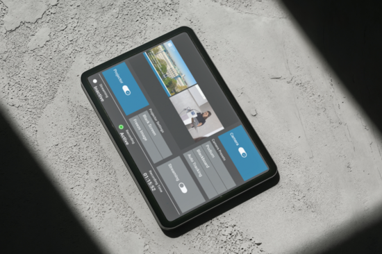 Ein Tablet zeigt eine Systemsteuerungsoberfläche mit mehreren blauen Button und Einstellungsoptionen an.