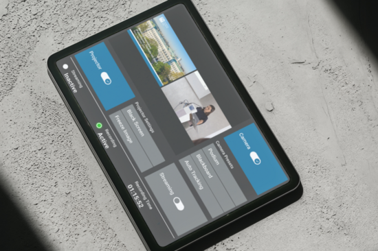 Tablet mit Touchpanel-Benutzeroberfläche zur Hörsaalsteuerung auf Betonboden mit Schatten