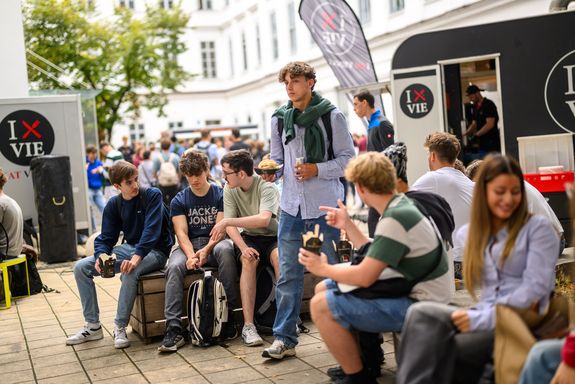 Menschen mit Essen bei Foodtrucks