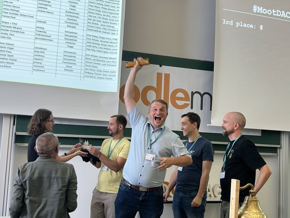 [Translate to English:] ein jubelschrei eines gewinners