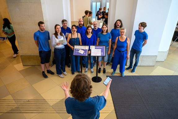 Menschen singend