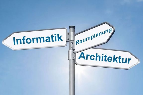 blauer Himmel, davor Wegweiser mit 3 Pfeilen auf denen Informatik, Architektur und Raumplanung steht