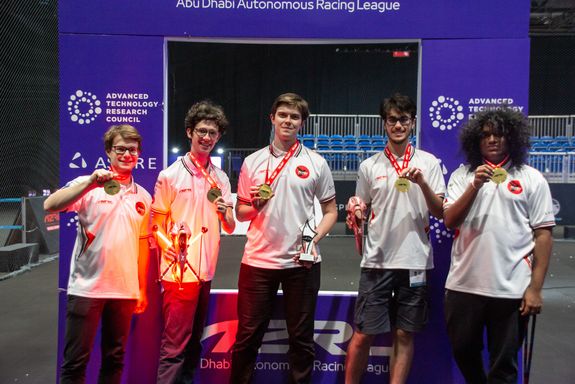 Gruppenfoto von links nach rechts: Jakob Buchsteiner, Alexander Lampalzer (mit der Drohne in der Hand), Joel Klimont, Akos Papp, Thisas Ranhiru (jeweils mit Medaillen)