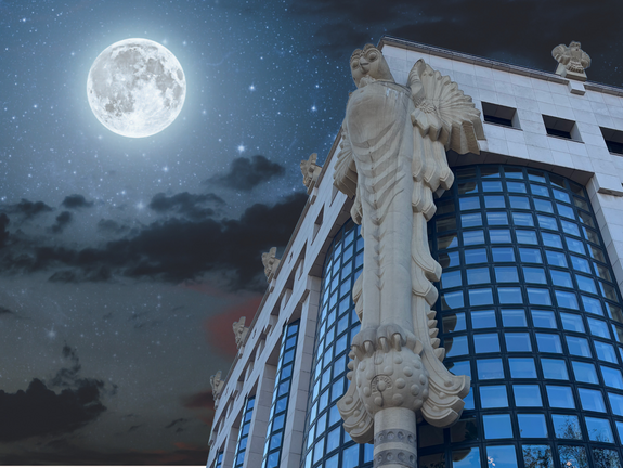 Bild vom der TU Wien Bibliothek mit Eule. Im Hintergrund ein Nachthimmel mit Mond. 