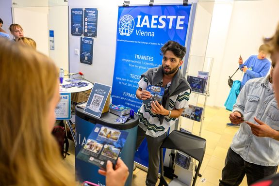 Menschen stehend bei Messestand