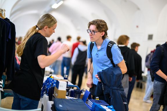 Menschen stehend im Gespräch