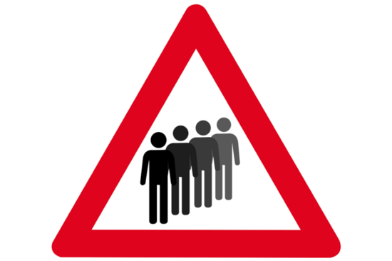 Eine ikonografisch dargestellte Schlange von Menschen steht in einem Warndreieck