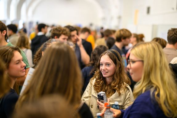 Menschen stehend im Gespräch