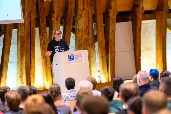 Vizerektorin Gründling-Riener am Podium
