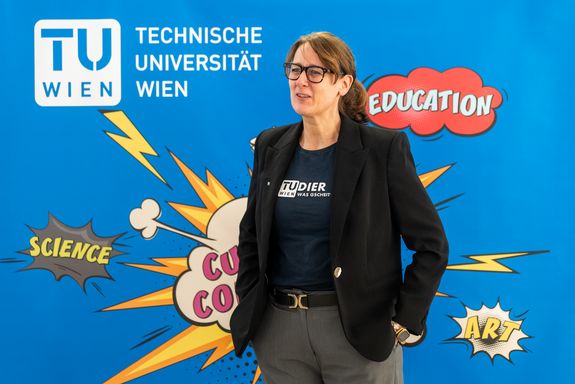 Vizerektorin Gründling-Riener: Frau in dunklem Anzug, Hintergrund blaue Wand