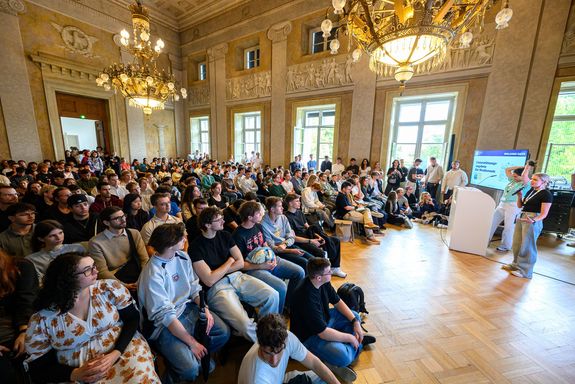 Menschen sitzend in Festsaal