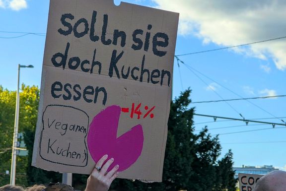 Plakat auf dem steht: Sollen sie doch Kuchen essen (veganer Kuchen), mit einem pinken Kuchendiagramm, bei dem 14% fehlen.