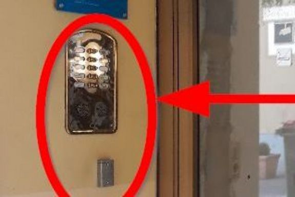 View of the entrance door with bell buttons