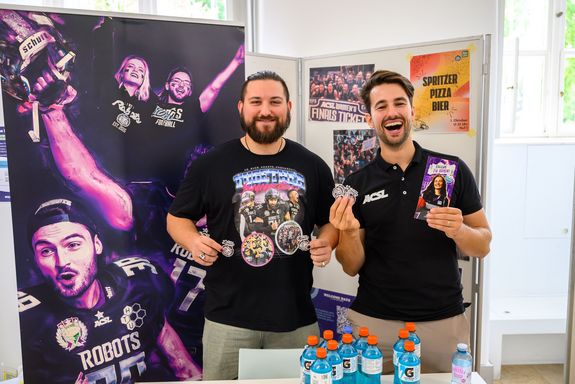 2 Männer bei Stand lächelnd in Kamera