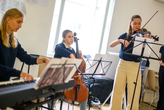 drei Musikerinnen mit Instrumenten