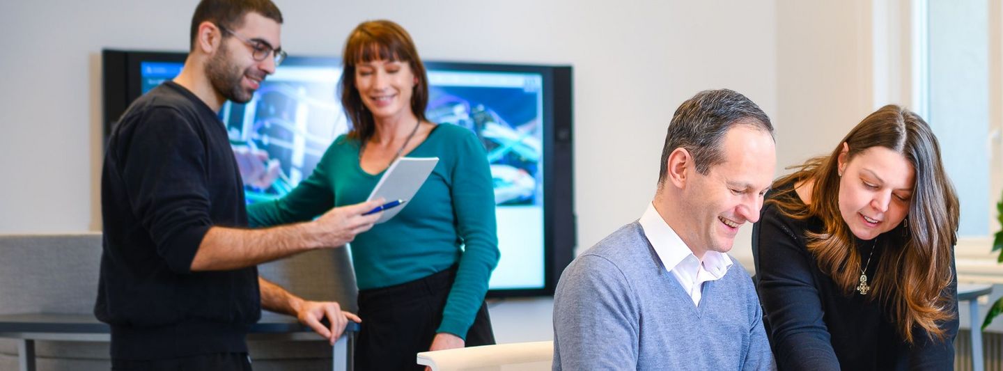 mehrere Personen unterhalten sich interessiert