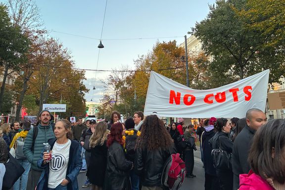 Großes Transparent auf dem steht "no cuts", drum herum demonstrierende Menschen.