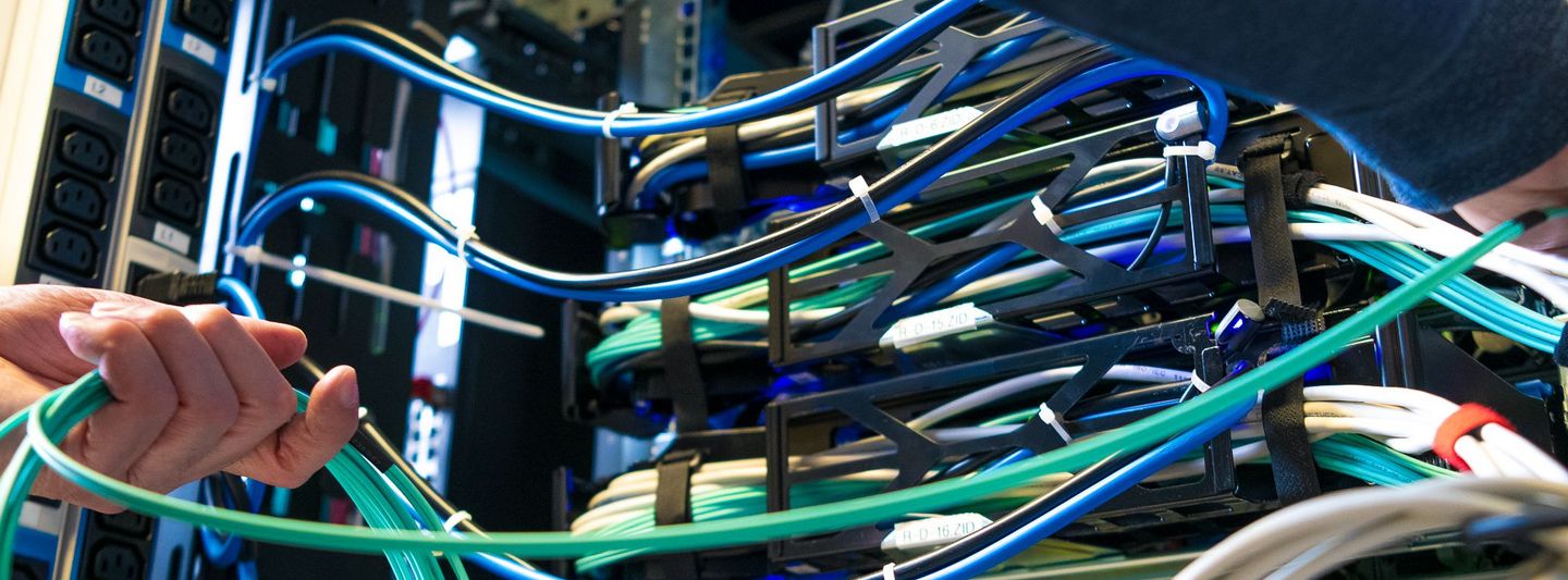 Server mit vielen bunte Kabeln 