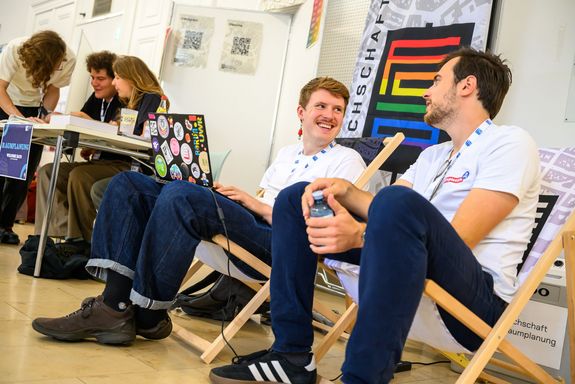 Menschen sitzend in Liegestühlen