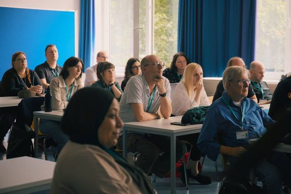 [Translate to English:] gespannte zuhörer 