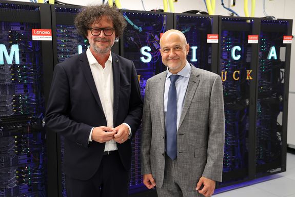 Zwei Männer vor Supercomputer MUSICA