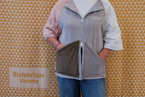 ein Sweater mit verschiedenen Farben eingefärbt