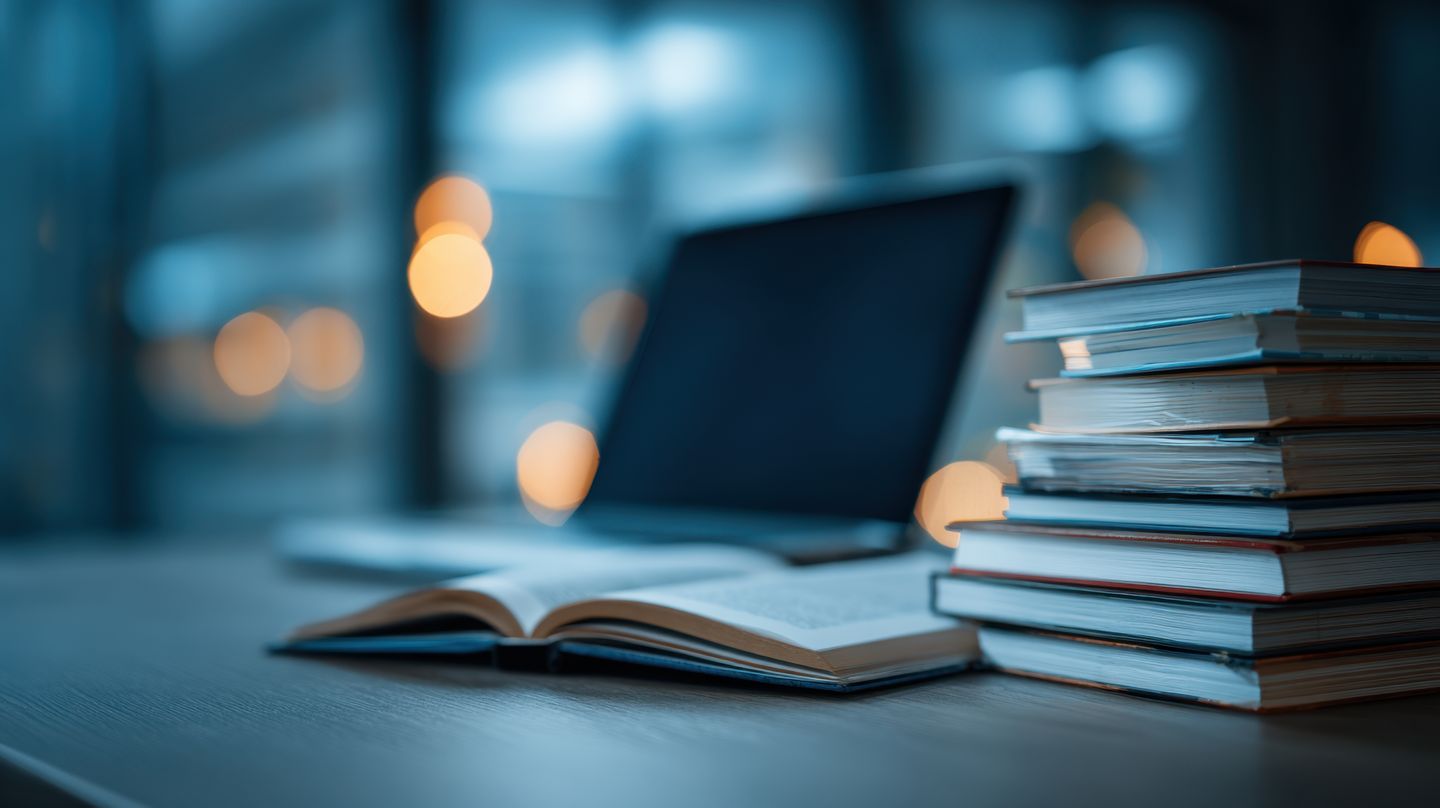 Abbildung Computer und Bücher