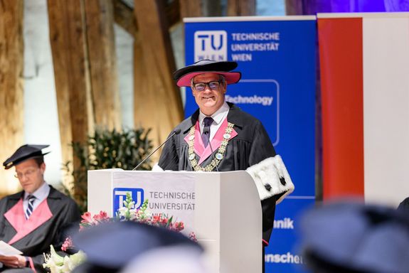 Mann stehend an Pult