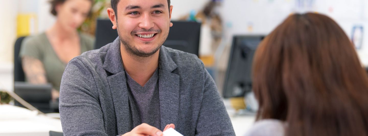 Junger Mann berät Frau