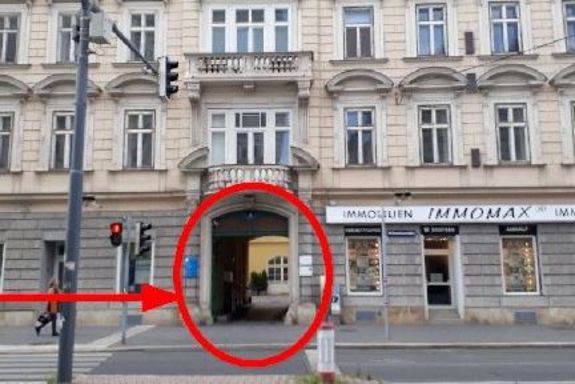 House facade with entrance Favoritenstrasse 16