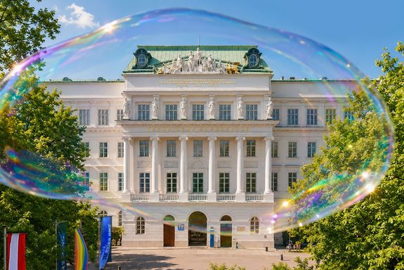 Hauptgebäude, davor große Seifenblase
