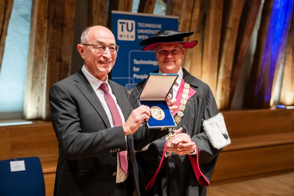 Blöschl mit Medaille, dahinter Rektor Jens Schneider