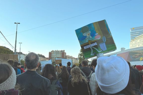 Mehrere Personen von Hinten und ein Transparent, auf dem Thaddäus Tentakel abgebildet ist.