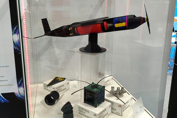 Vitrine mit Exponaten des Space Teams, darunter ein Modell eines Flugzeugs